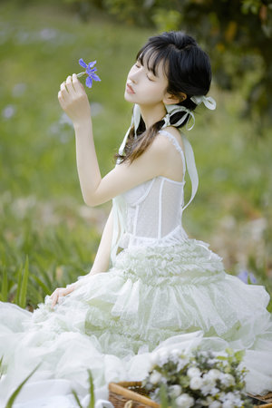 清纯长发玉萍在沙方上