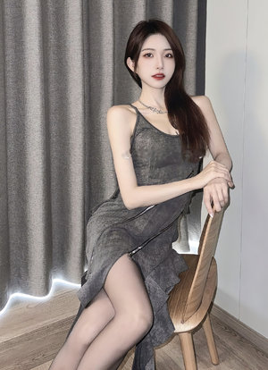 撕烂她的内裤扒开双腿疯狂出入