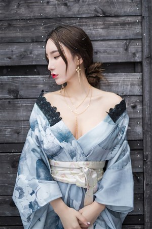 天降女子好像从二楼掉了下来