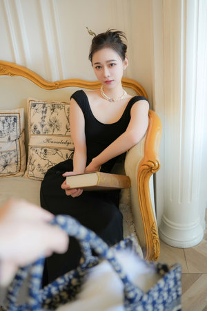 美女露隐私无内裤无奶罩动态图