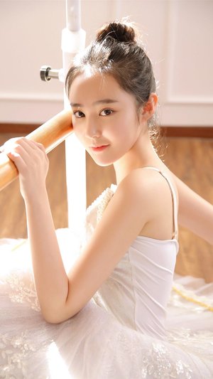 美女野战大白天户外直播